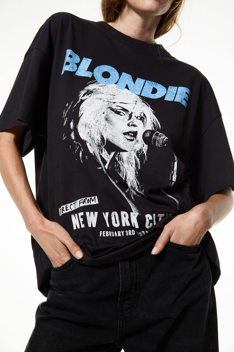◇LENINA◇ BETTY city print Tshirt_NAVY Graphic Iconic T-shirt - Black | Levi's® US