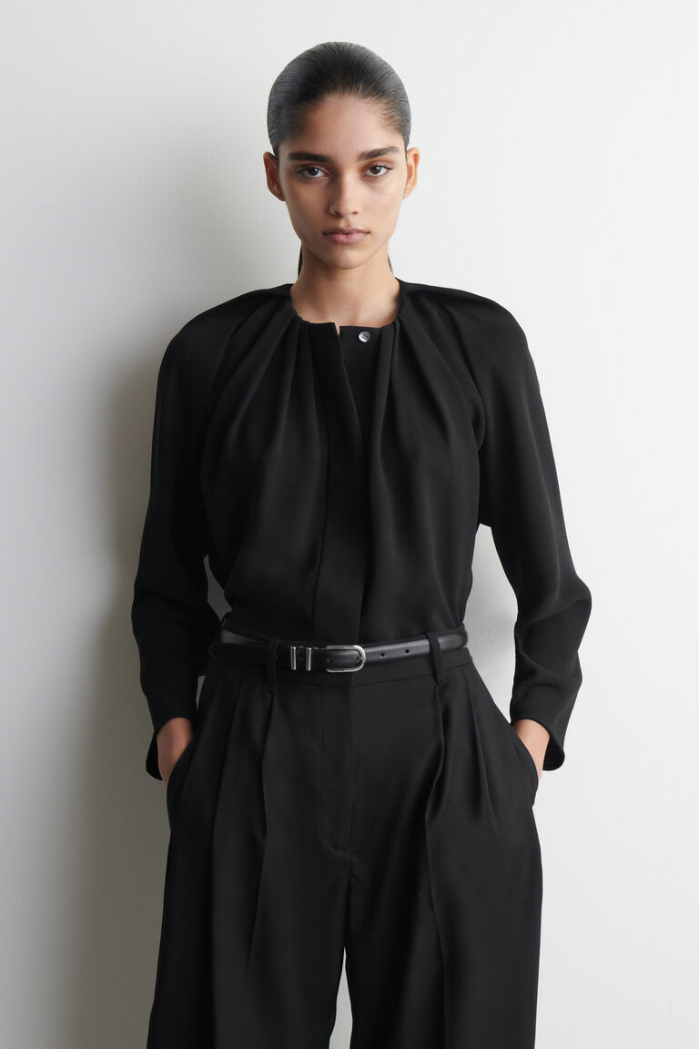 VOLUMINOUS PLEATED BLOUSE
