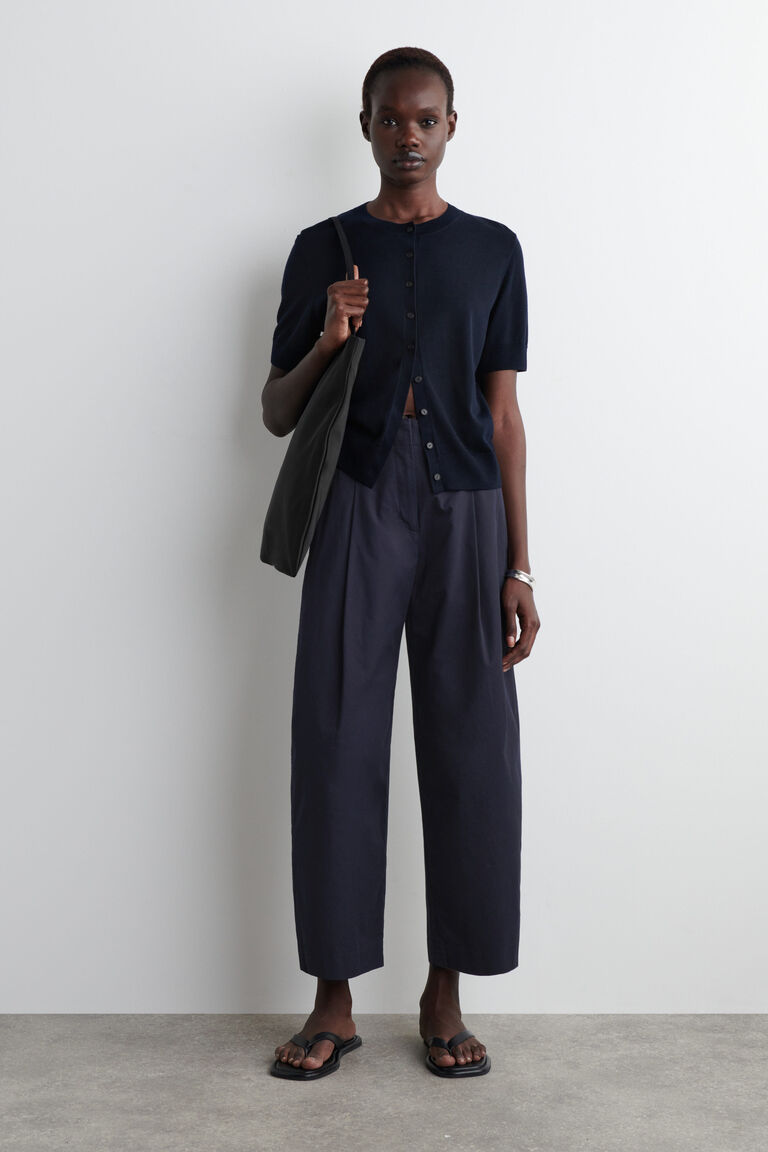 PLEATED BARREL-LEG CHINOS