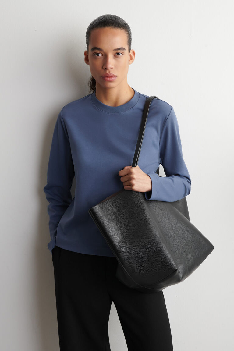 เสื้อทีเชิ้ตแขนยาวดีไซน์เรียบเฉียบ