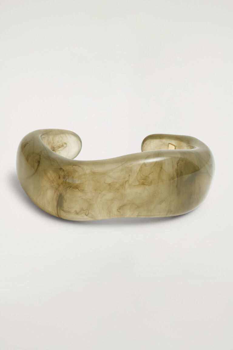 CHUNKY CURVED BANGLE