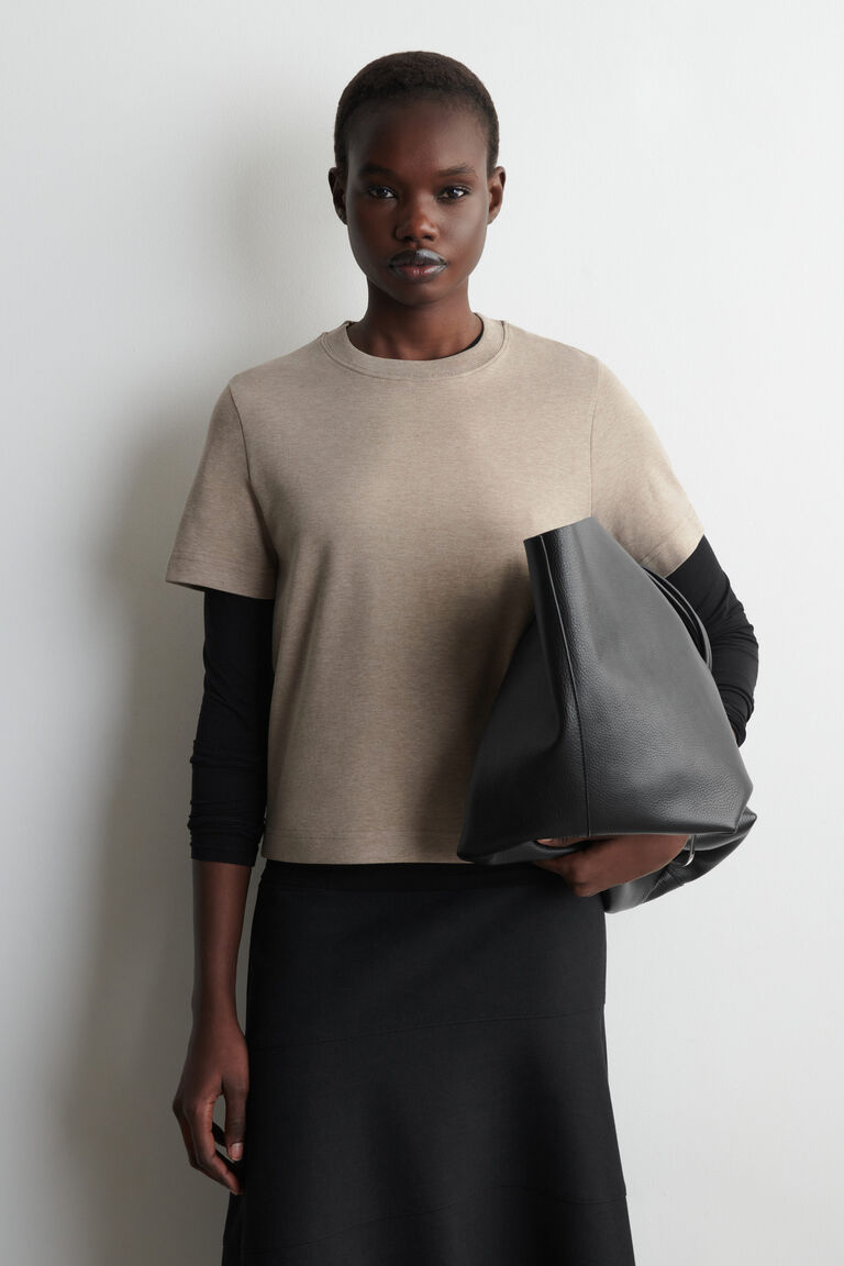 เสื้อยืดทรงตรงเรียบหรู