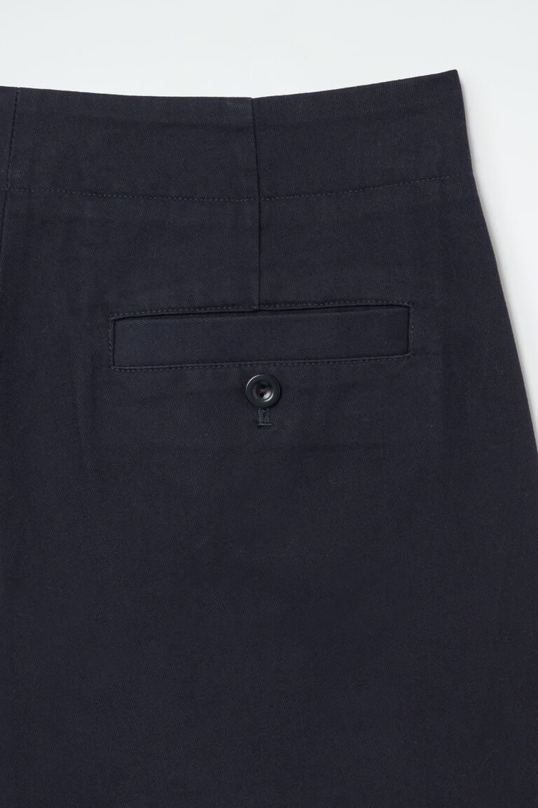 PLEATED BARREL-LEG CHINOS