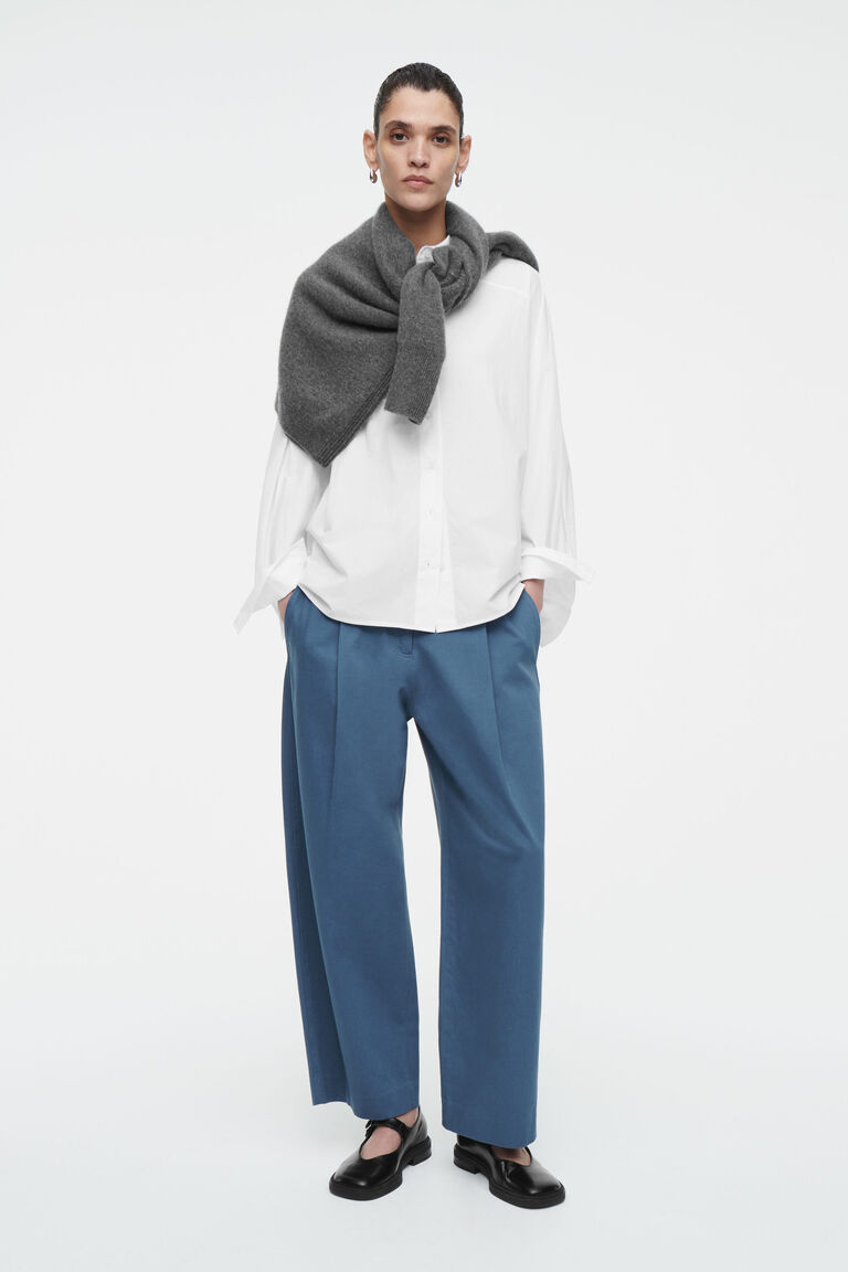 PLEATED BARREL-LEG CHINOS