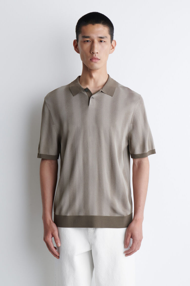 เสื้อโปโลถักลายเส้นกระจาย (Diffused-Stripe Knitted Polo Shirt)