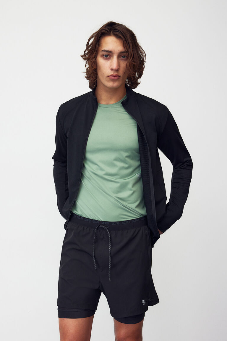 Double-layered running shorts in DryMove™