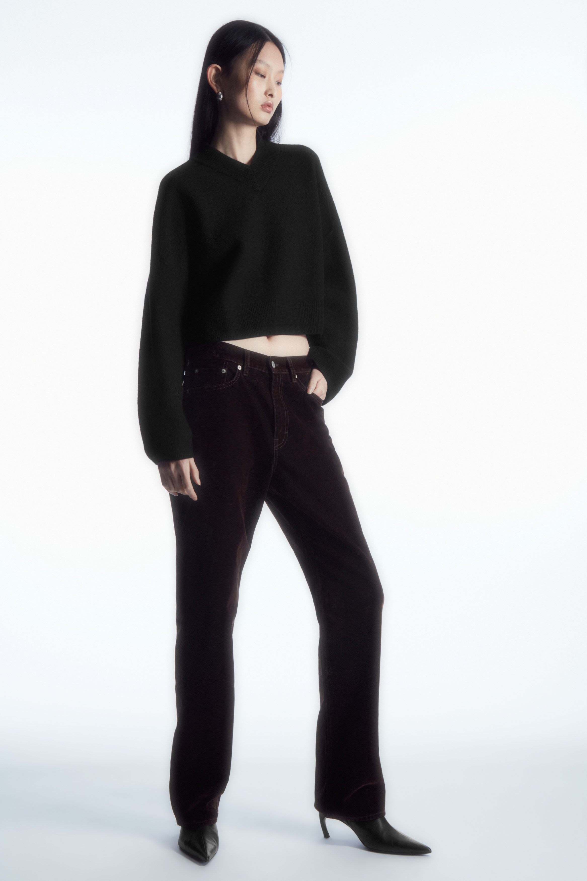 CROPPED V-NECK WOOL JUMPER