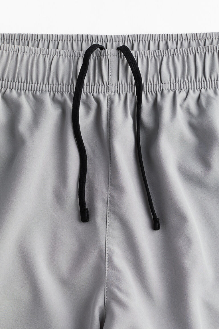 Double-layered sports shorts with DryMove™