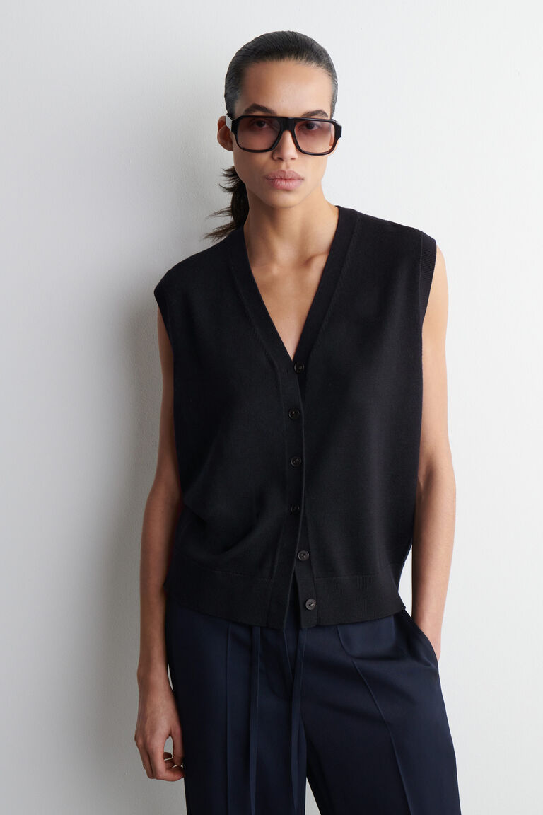 V-NECK MERINO WOOL WAISTCOAT