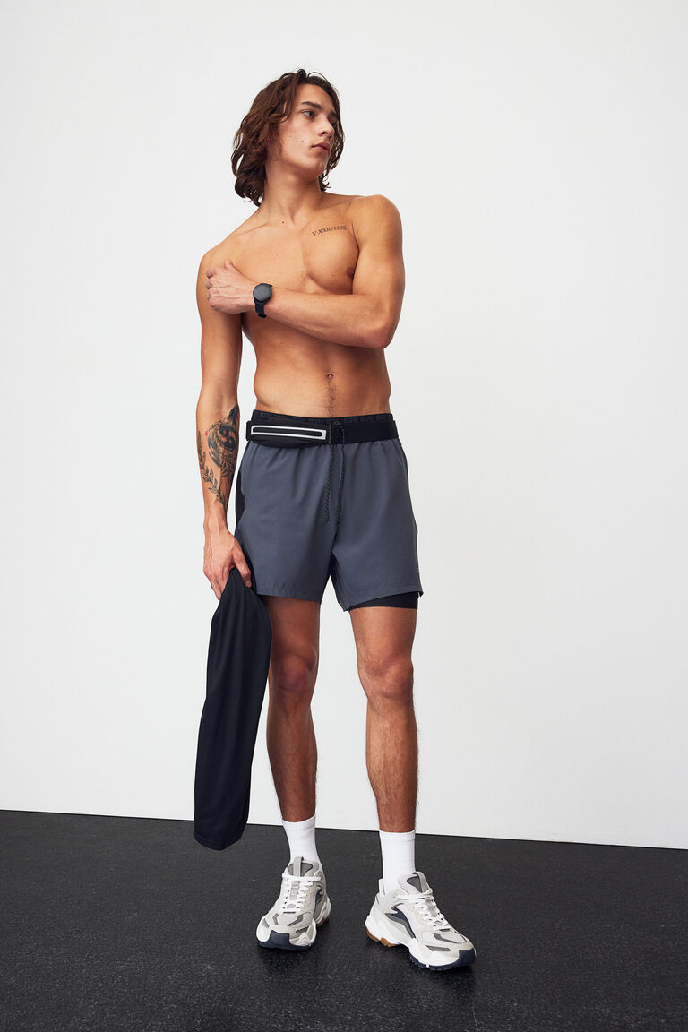 Double-layered running shorts in DryMove™