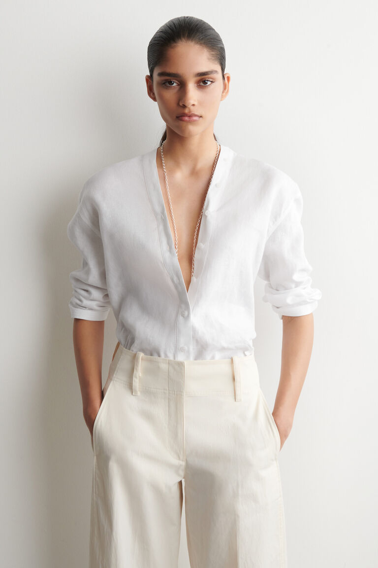 เสื้อเชิ้ตผ้าลินินคอวี ตกแต่งกระดุม