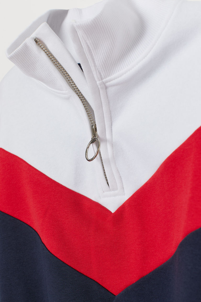 Sweatshirt with a zip