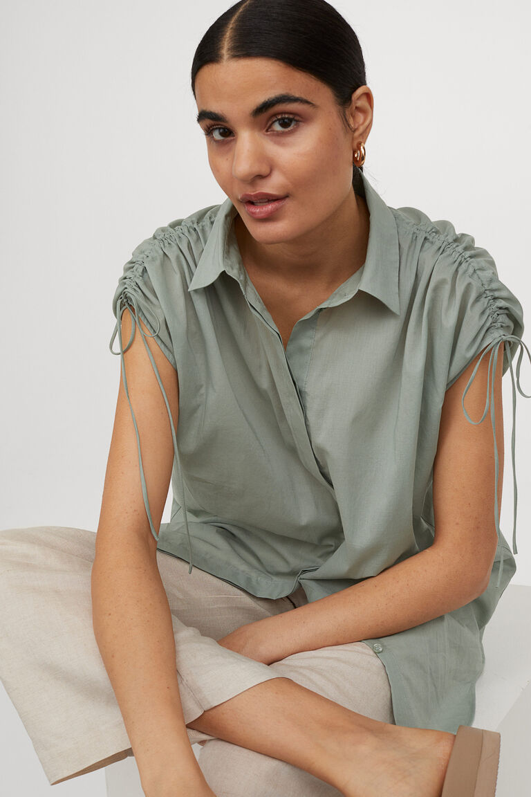 Sleeveless cotton shirt