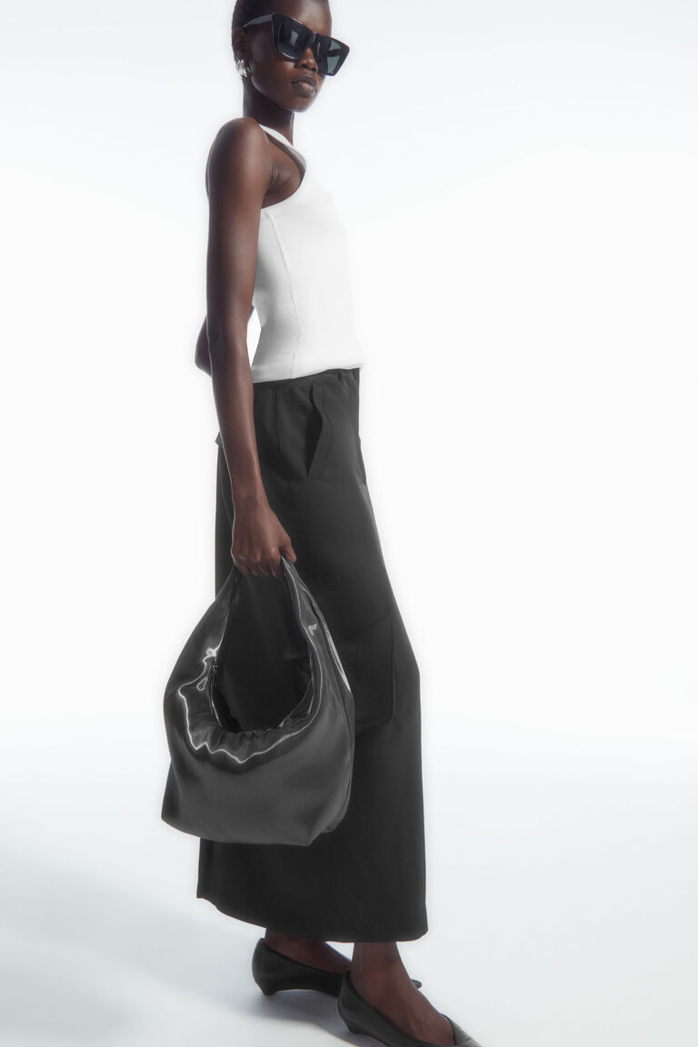 COS HIGH-SHINE SHOULDER BAG

ショルダーバッグ COS High Shine Bag - Stylish Men's Fashion Must-Have | TikTok