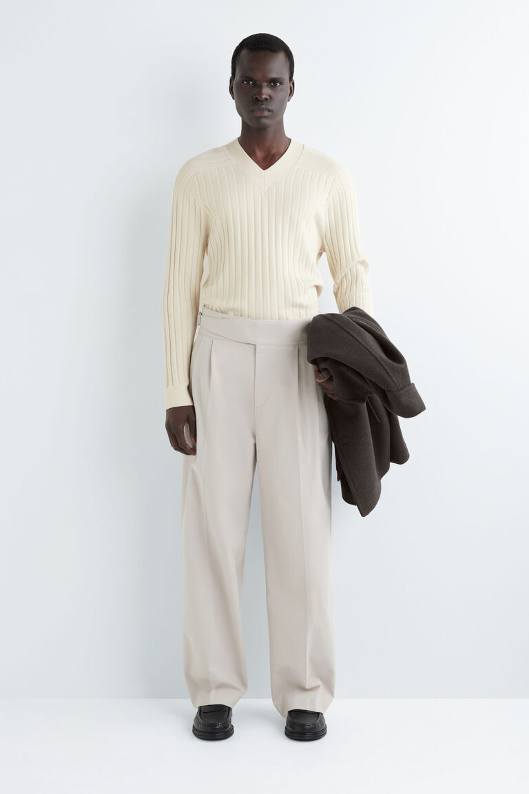 BELT-DETAIL PLEATED WIDE-LEG TROUSERS
