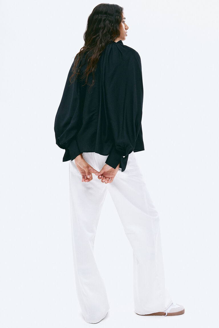 Balloon-sleeved blouse