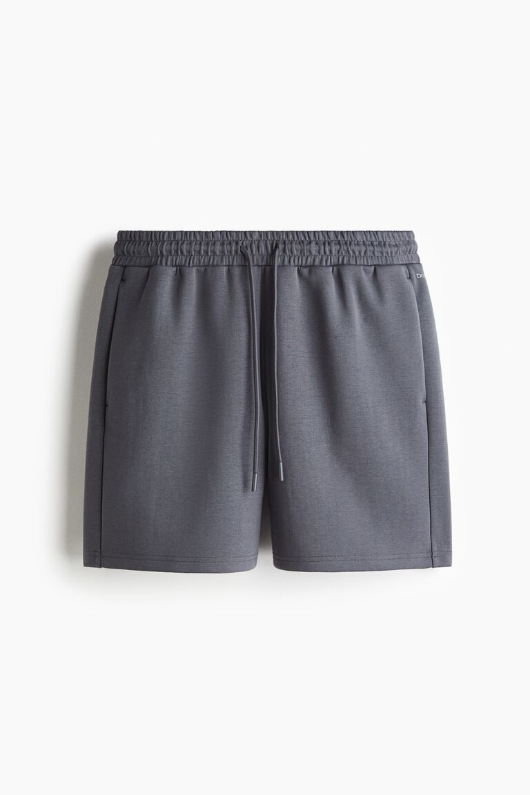 Mid-length sports shorts with DryMove™