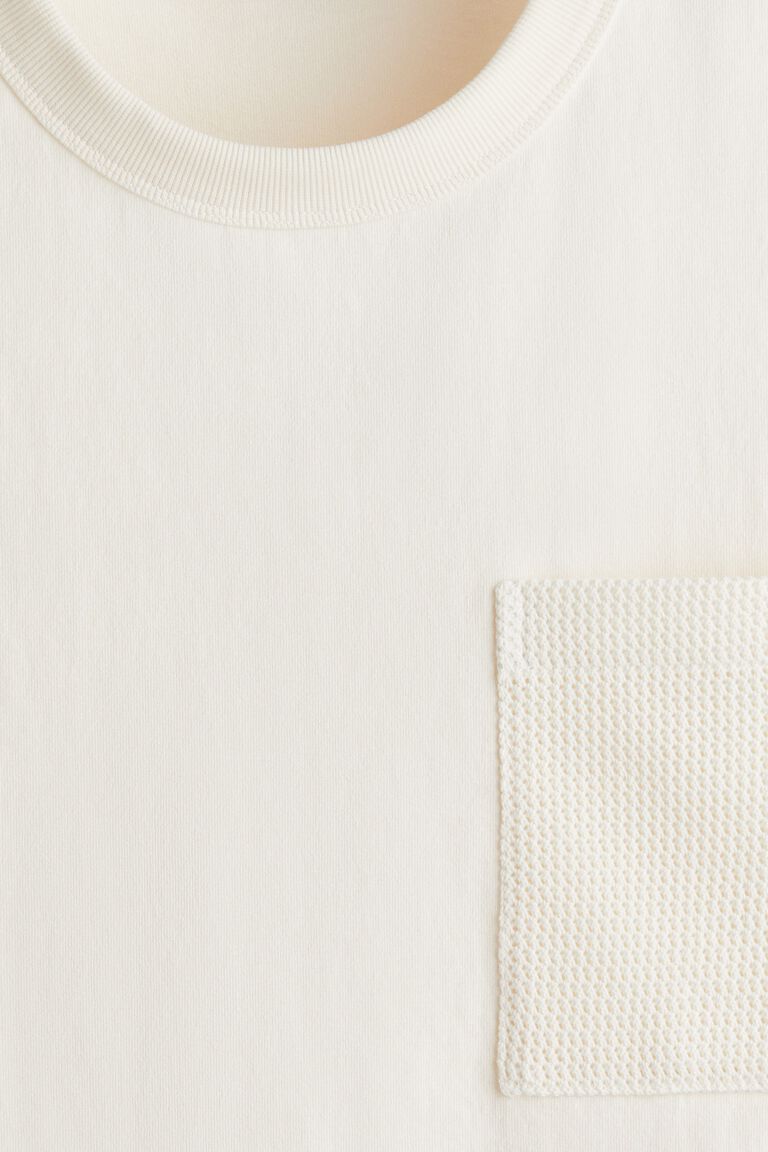 Kaos Loose Fit dengan Detail Saku