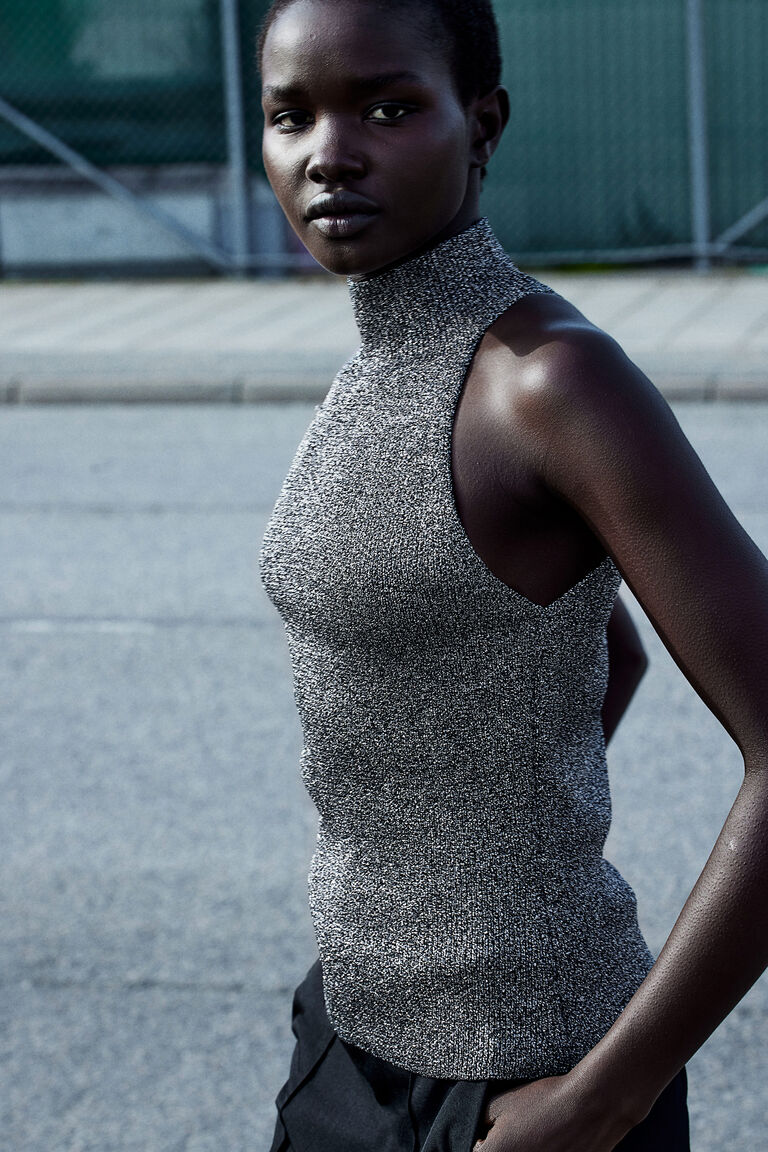 新品タグ付きBACK FRILL TURTLENECK KINT TOPS Glittery turtleneck top