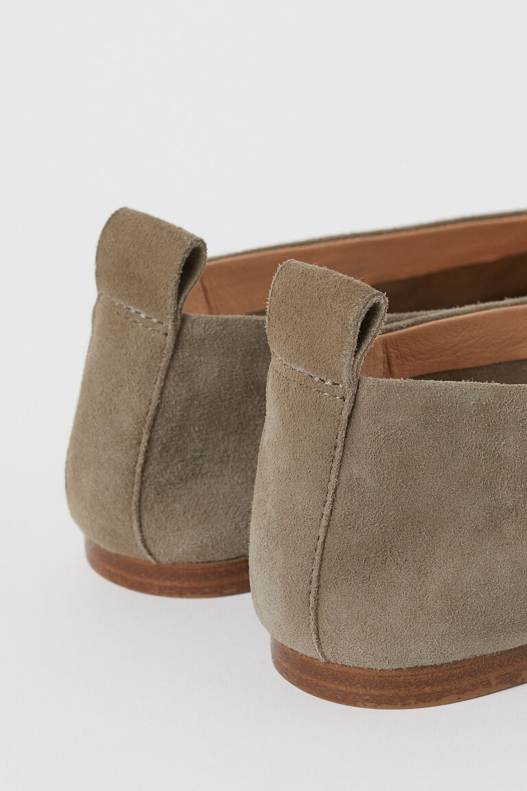 Pointed ballet pumps