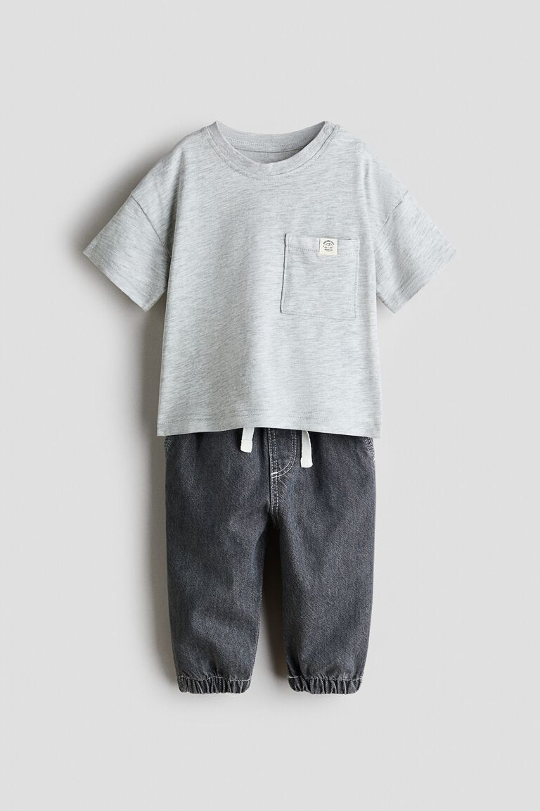 2-piece T-shirt and joggers set