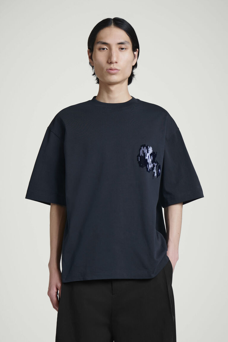 เสื้อยืดประดับอาร์มปัก