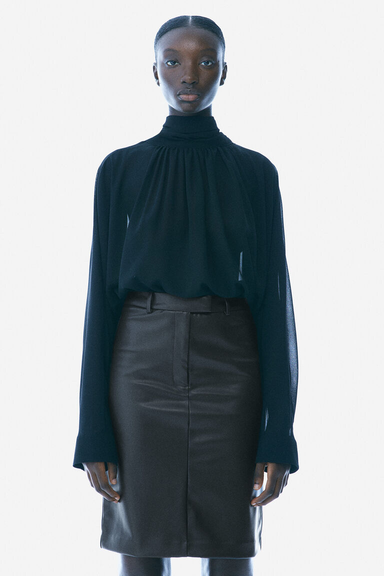 Kneelength pencil skirt