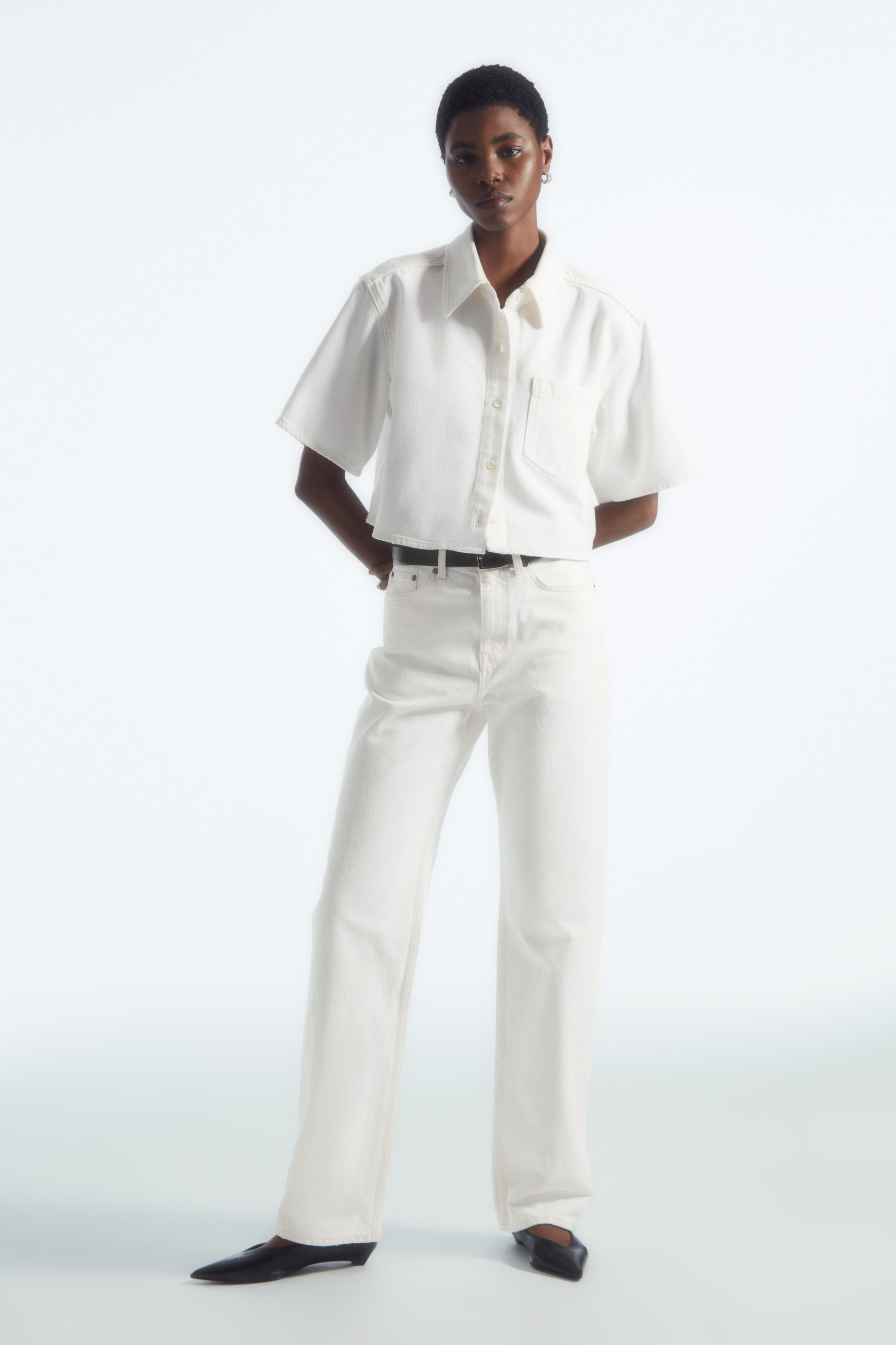 CROPPED SHORT-SLEEVED DENIM SHIRT