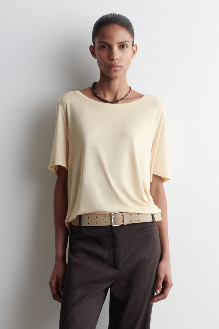 เสื้อทีเชิ้ตคอวีแบบผ่อนคลาย
