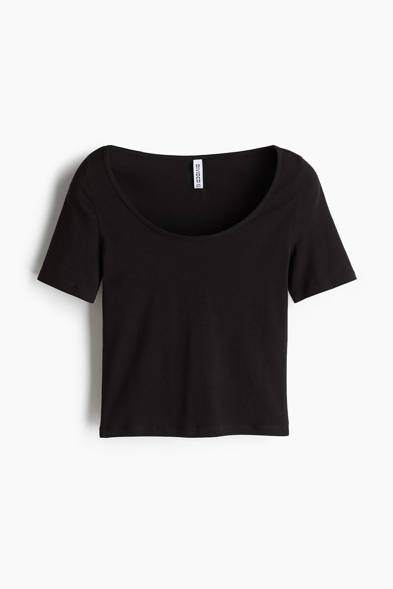 Kaos Cropped dengan leher scoop