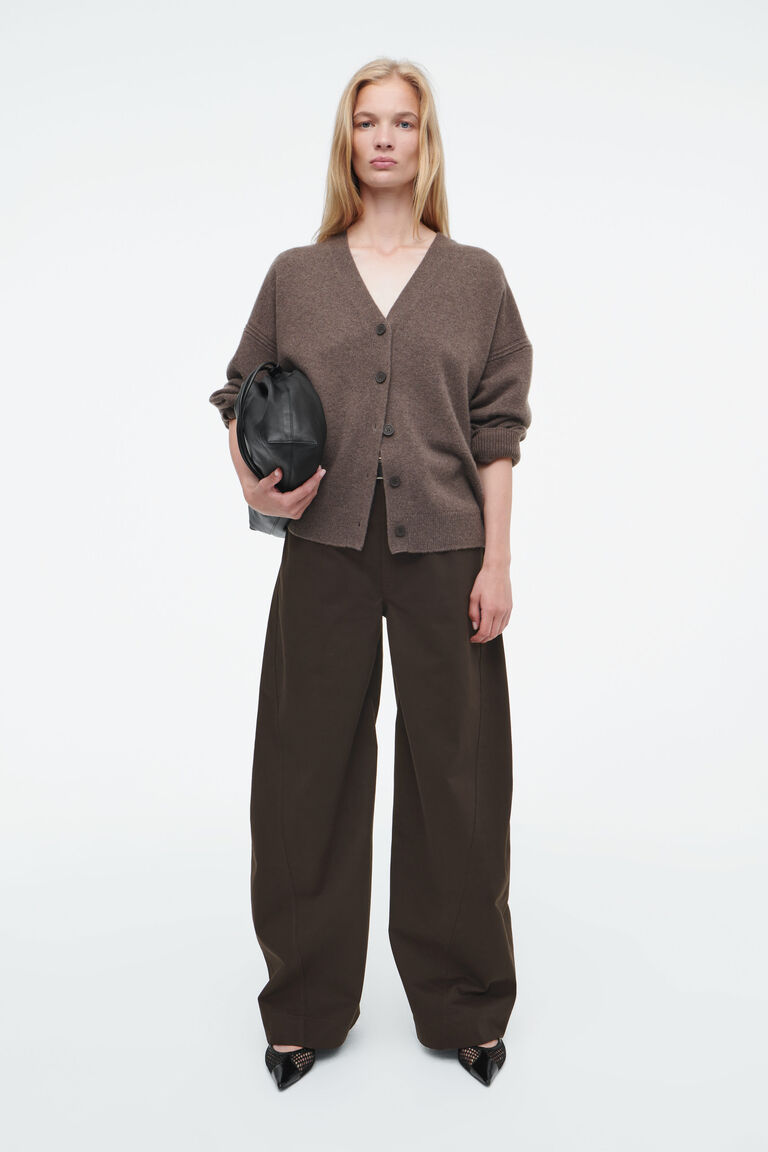 新品未使用完売品【COS】BARREL-LEG COTTON TROUSERS BARREL-LEG COTTON TROUSERS - BEIGE | COS