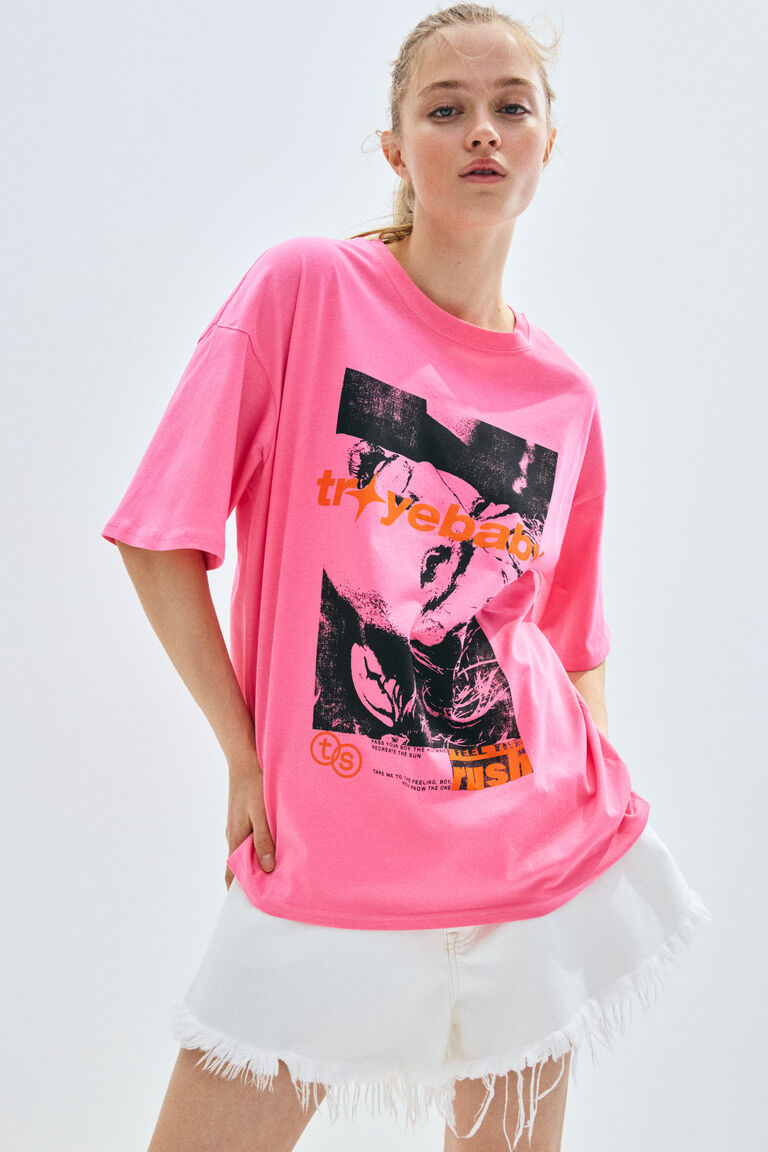 可愛いクリスマスツリーやギフトが！ Oversized printed T-shirt ミュージシャン