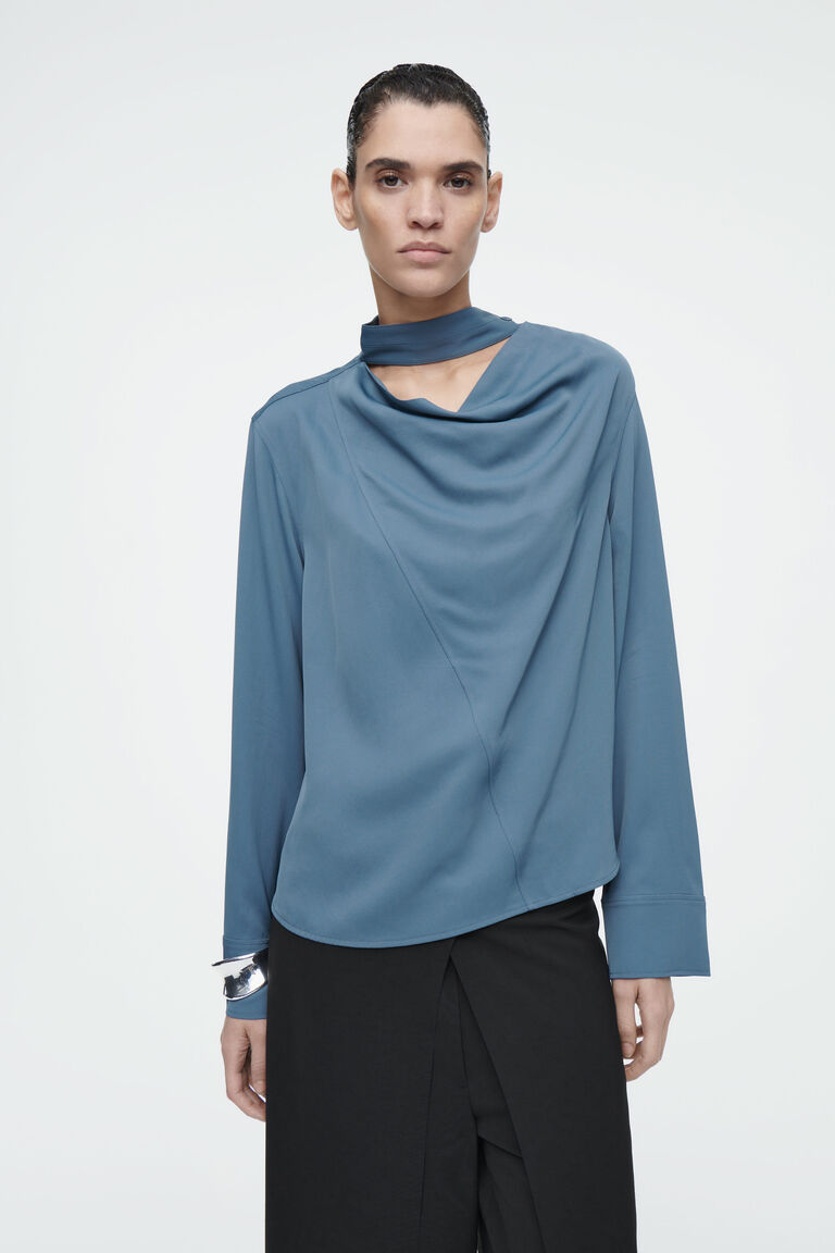 เสื้อเบลาส์จับเดรป แต่งผ้าพันคอ