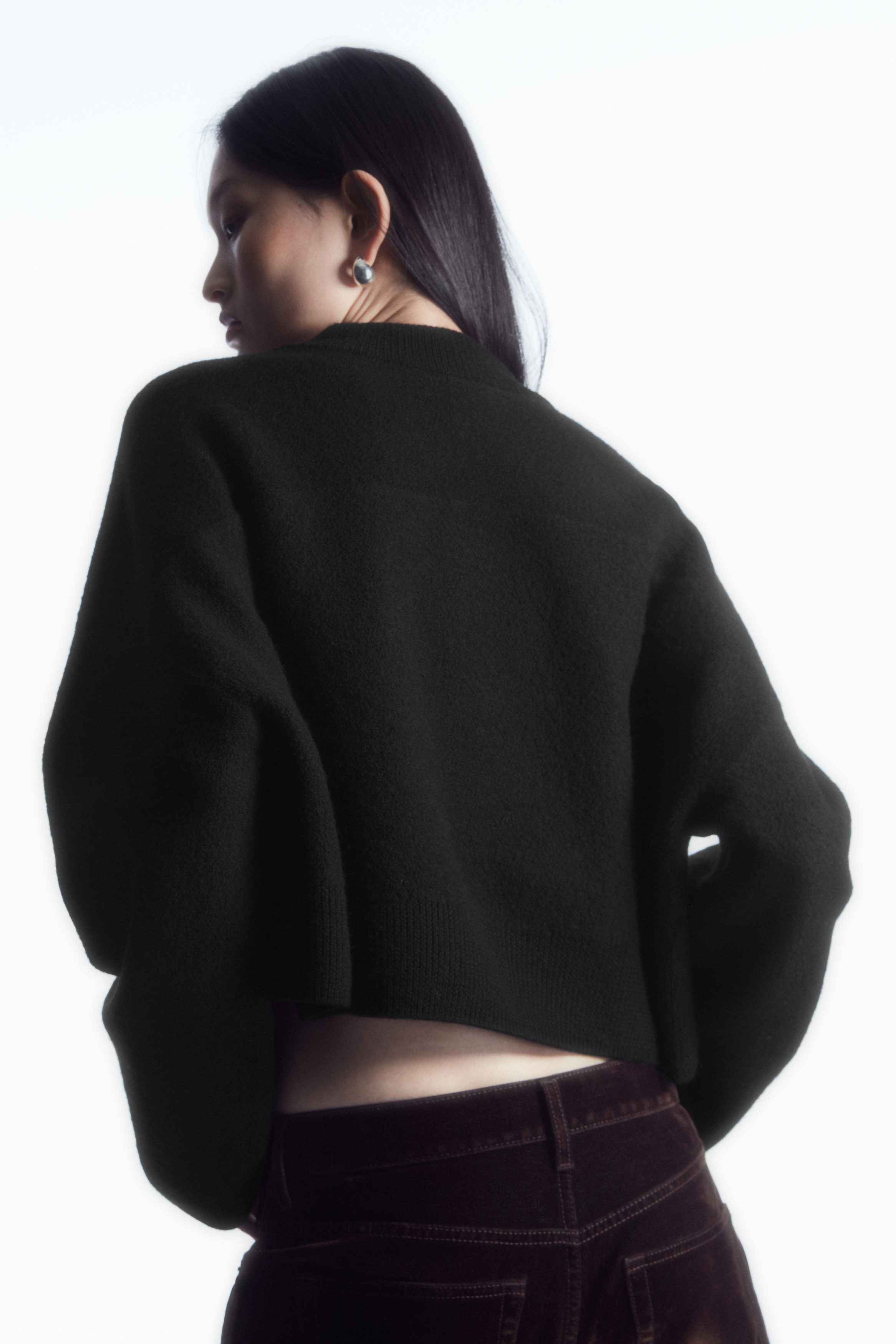CROPPED V-NECK WOOL JUMPER