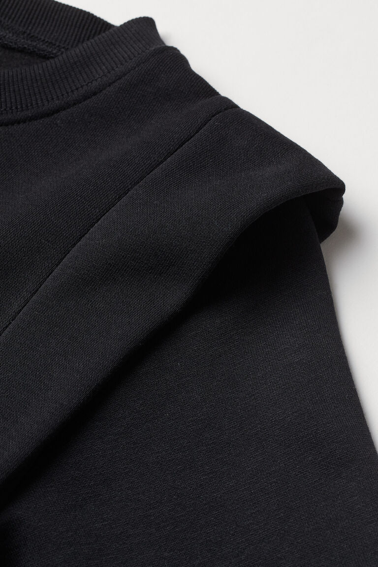 black fitted sweatshirt