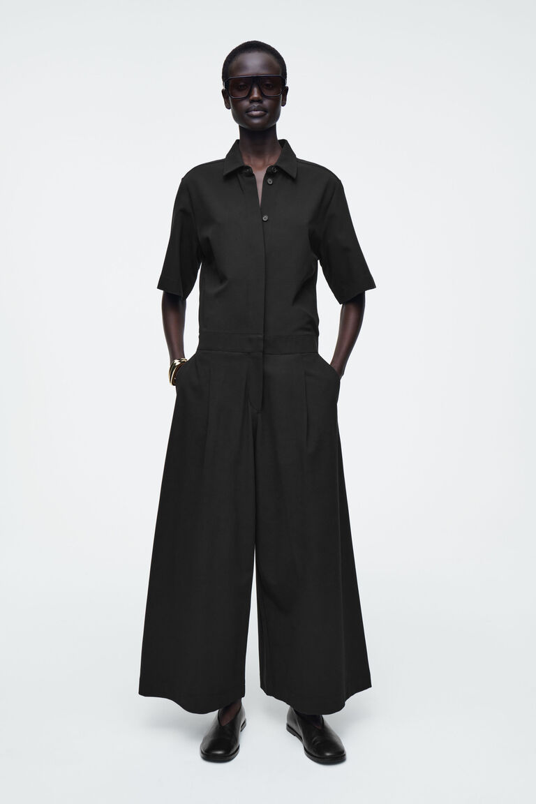 SHORT-SLEEVED JUMPSUIT