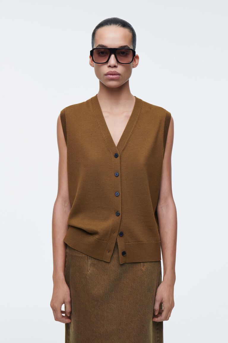 V-NECK MERINO WOOL WAISTCOAT
