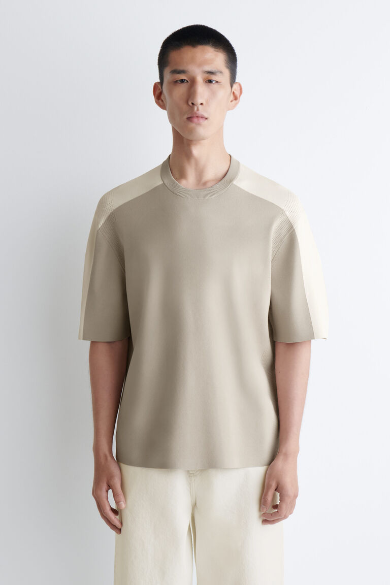 เสื้อยืดถักผ้าตาข่าย (MESH-PANEL KNITTED T-SHIRT)