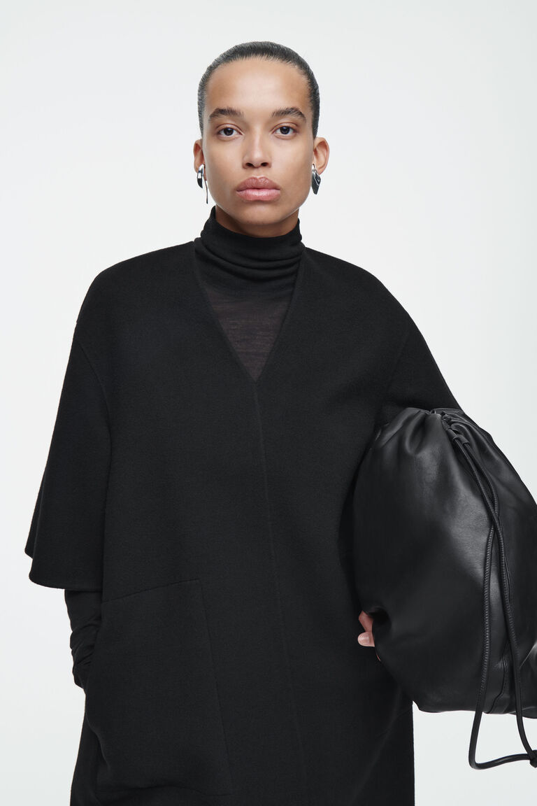 nha518です！美品✨COS V-NECK WOOL CAPEウール nha518様専用です！美品✨COS V-NECK WOOL CAPEウール - メルカリ