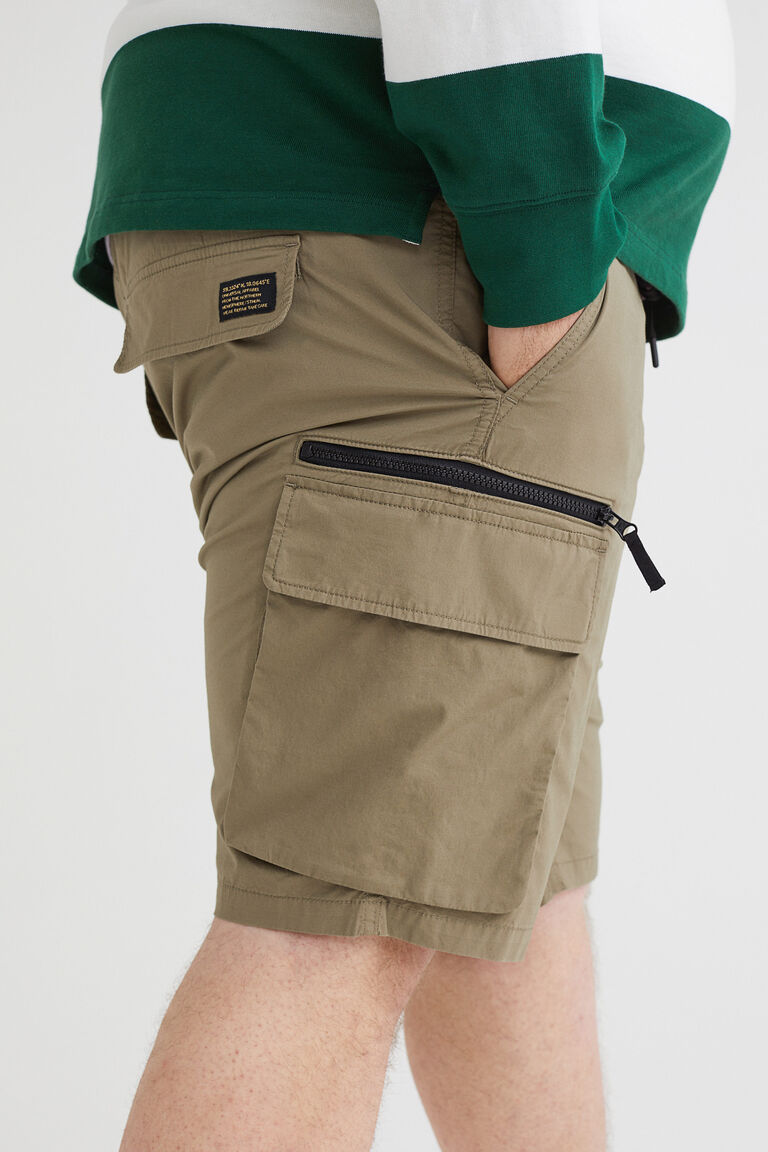 Regular Fit Kneelength cargo shorts