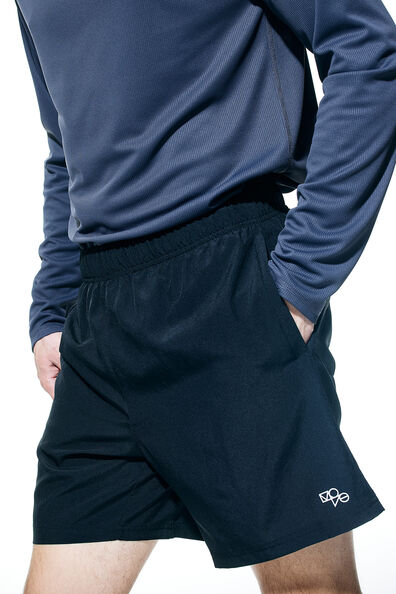 Mid-length sports shorts with DryMove™