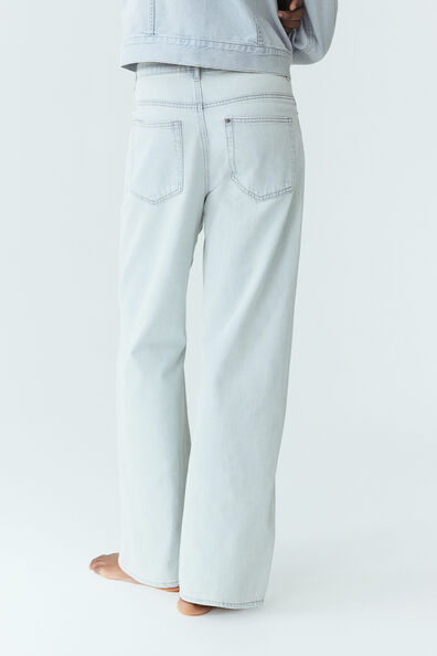 Feather Soft Straight Regular Jeans