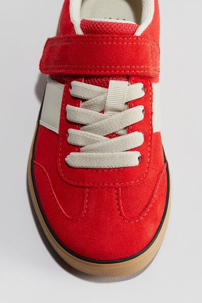 Block-coloured trainers