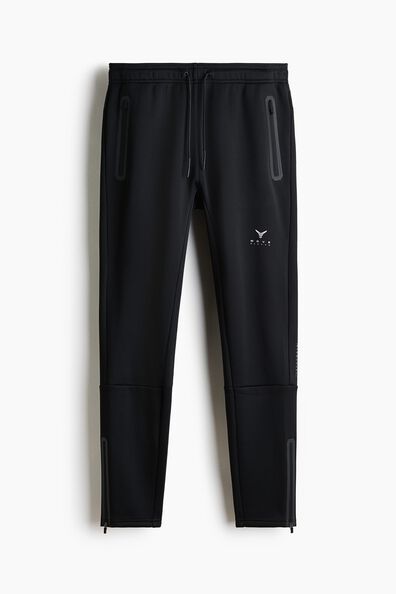 Warming sports joggers with ThermoMove™