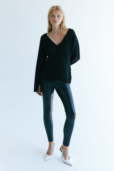 V-neckline jumper