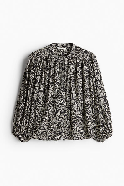 Balloon-sleeved blouse