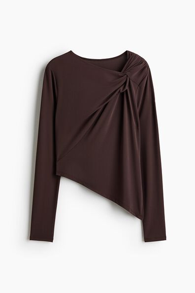 Asymmetric twist-detail top