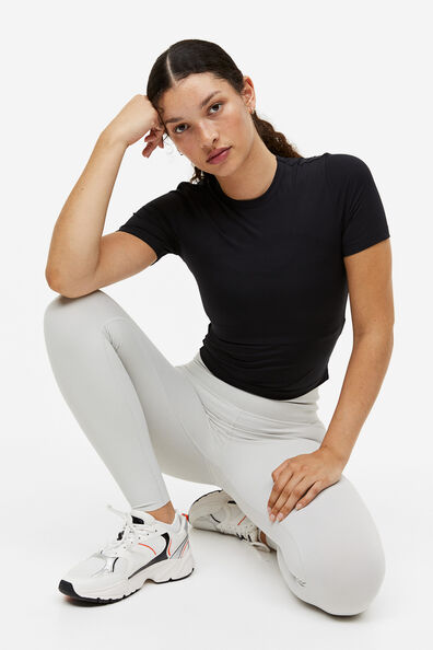Cropped sports top with DryMove™