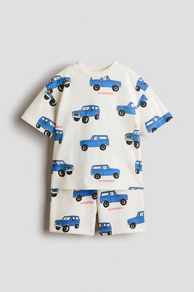 2-piece T-shirt and sweatshorts set