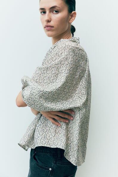Balloon-sleeved blouse